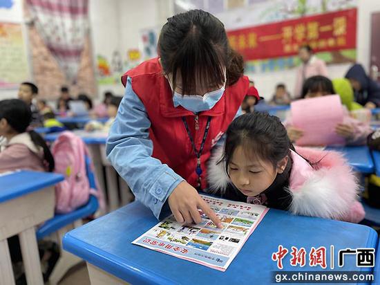 崇左凭祥供电局志愿者深入边境小学上别样“开学第一课”