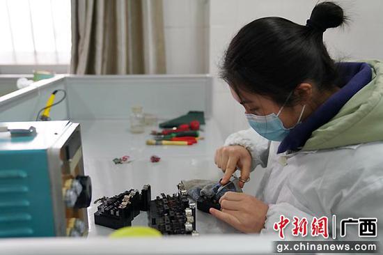 南宁电务段南宁检修车间巾帼“铁娘子”撑起半边天