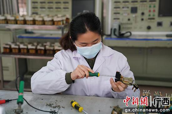 南宁电务段南宁检修车间巾帼“铁娘子”撑起半边天