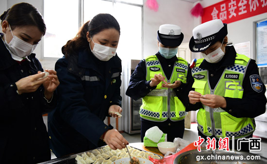 广西龙胜县开展学雷锋志愿者服务活动