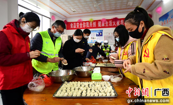 广西龙胜县开展学雷锋志愿者服务活动
