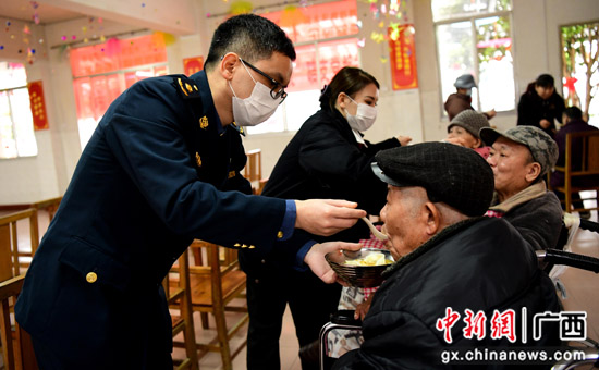 广西龙胜县开展学雷锋志愿者服务活动