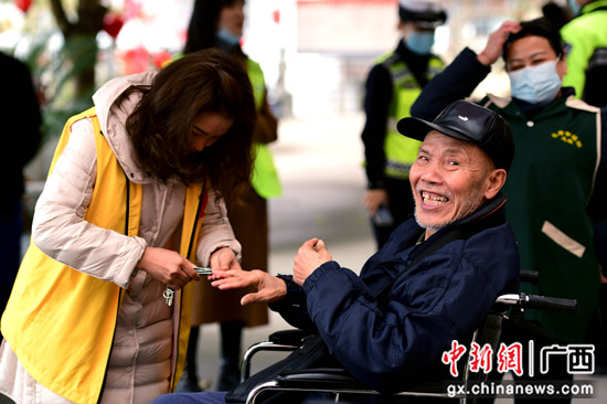 广西龙胜县开展学雷锋志愿者服务活动