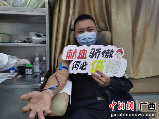 崇左边境警方组织开展无偿献血活动