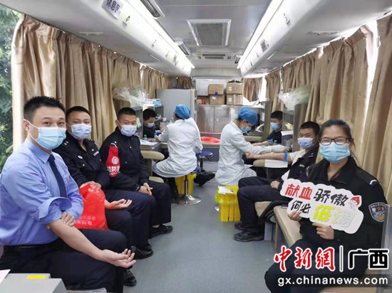 崇左边境警方组织开展无偿献血活动