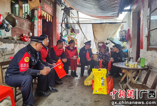 崇左凭祥：警地共建学雷锋 尊亲敬老暖民心