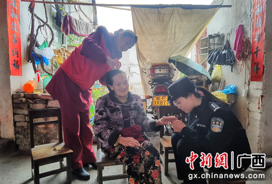 崇左凭祥：警地共建学雷锋 尊亲敬老暖民心