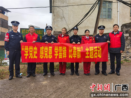 崇左凭祥：警地共建学雷锋 尊亲敬老暖民心