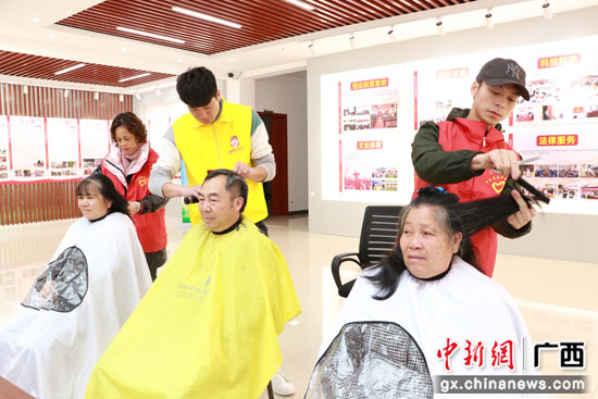 广西平乐县学雷锋志愿服务月暨爱国主义教育活动启动