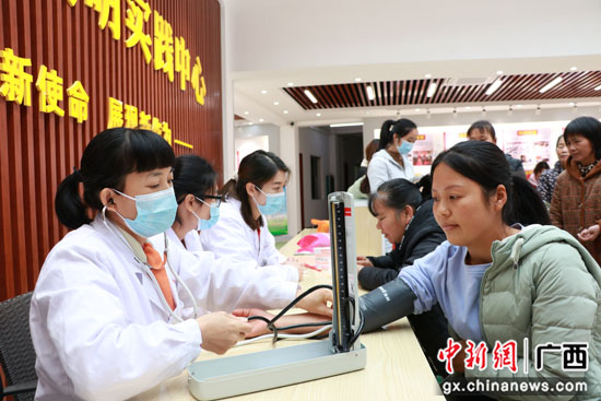 广西平乐县学雷锋志愿服务月暨爱国主义教育活动启动