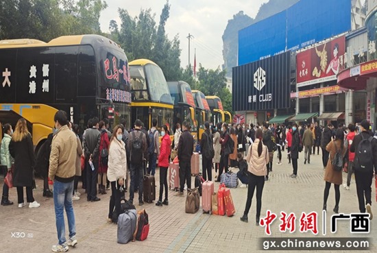 巴马5310名务工人员乘坐专列赴粤返岗